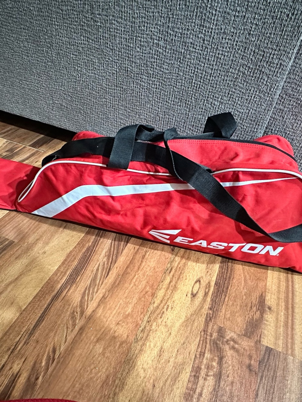 EUC Red Easton softball/baseball tote bag holds 2 bats